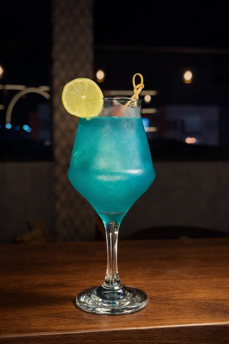 Coctel azul de la carta nocturna de Burddo